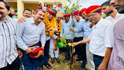 Nagaur: सेवानिवृत्ति पर पौधरोपण कर दिया पर्यावरण संरक्षण का संदेश, लोगों ने कंधे पर बैठाकर किया सम्मान Nagaur News: On retirement, the teacher planted a tree and gave the message of environmental protection