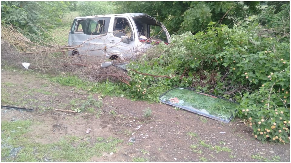 Shajapur News: Private school vehicle overturned 17 including teacher injured eight seriously injured