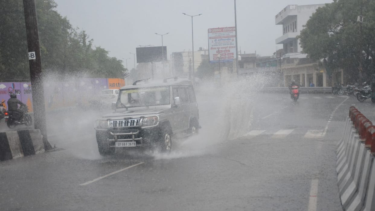 One hour of rain roads submerged life in trouble due to contaminated water supply in varanasi