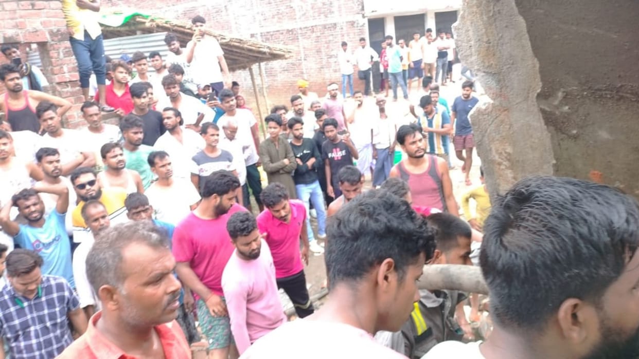 Pratapgarh Ramganj market rocked by the blast, explosion occurred due to fire in a stack of firecracker