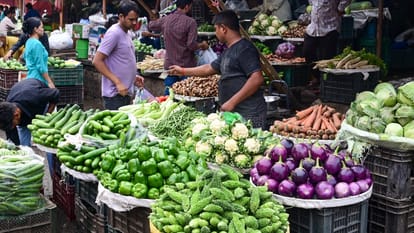 चंडीगढ़ में फलों से महंगी हुई सब्जियां: आम 60 तो भिंडी 80 रुपये किलो... आवक कम होने से दाम में आ रहा उछाल Price of Vegetables increasing in chandigarh