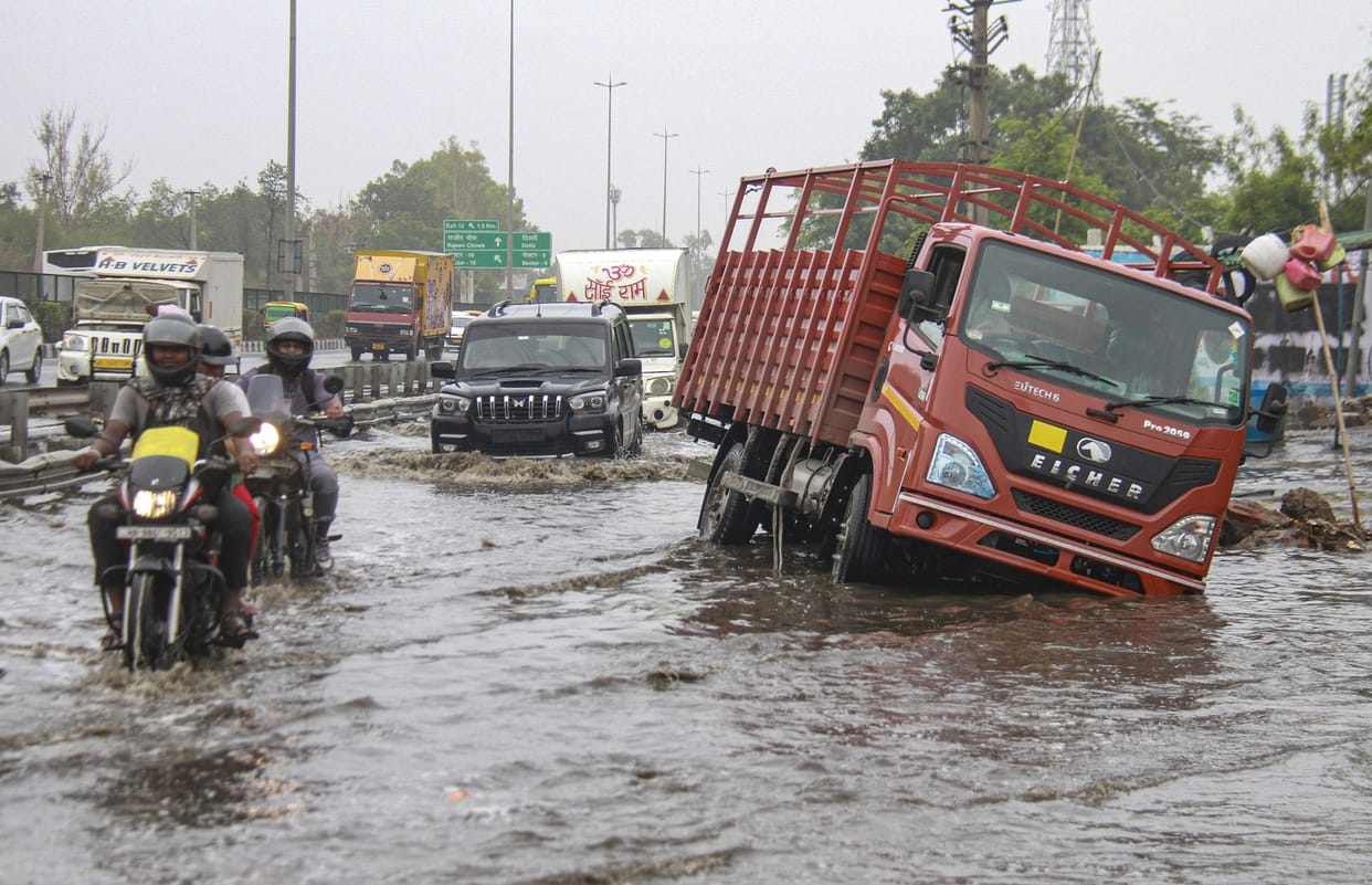 how to drive in a flooded road car driving in flood