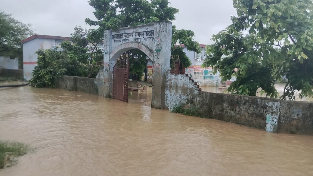 Balrampur News: Rapti nears danger mark, 11 people rescued from flood, control room made