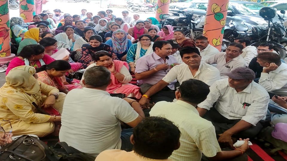 Teachers protest against online attendance system