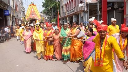 Jagannath Yatra : नंदी घोष रथ पर दोनों हाथ पसारकर भक्तों को दिए दर्शन भगवान जगन्नाथ, रस्सी खींचने की मची होड़ Jagannath Yatra: Lord Jagannath appeared on the Nandi Ghosh chariot with both his hands extended to the devote