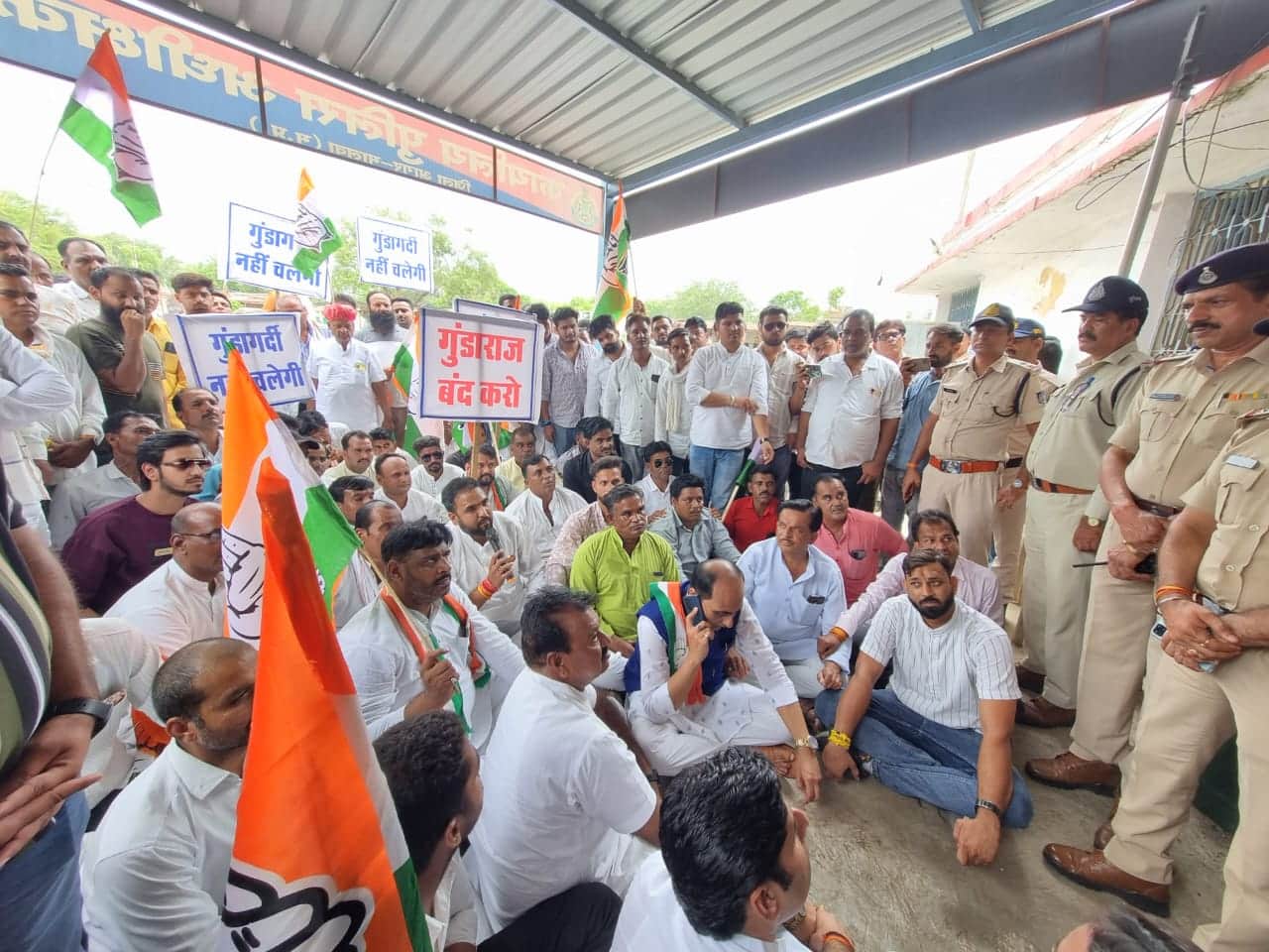 भाजपा विधायक के खिलाफ प्रदर्शन करते कांग्रेसी