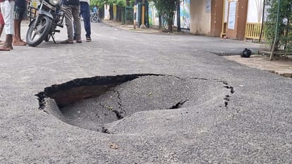 Bihar News : after Bihar Bridge collapse stories, road collapse near Begusarai dm office