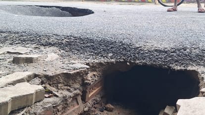 Bihar News : after Bihar Bridge collapse stories, road collapse near Begusarai dm office