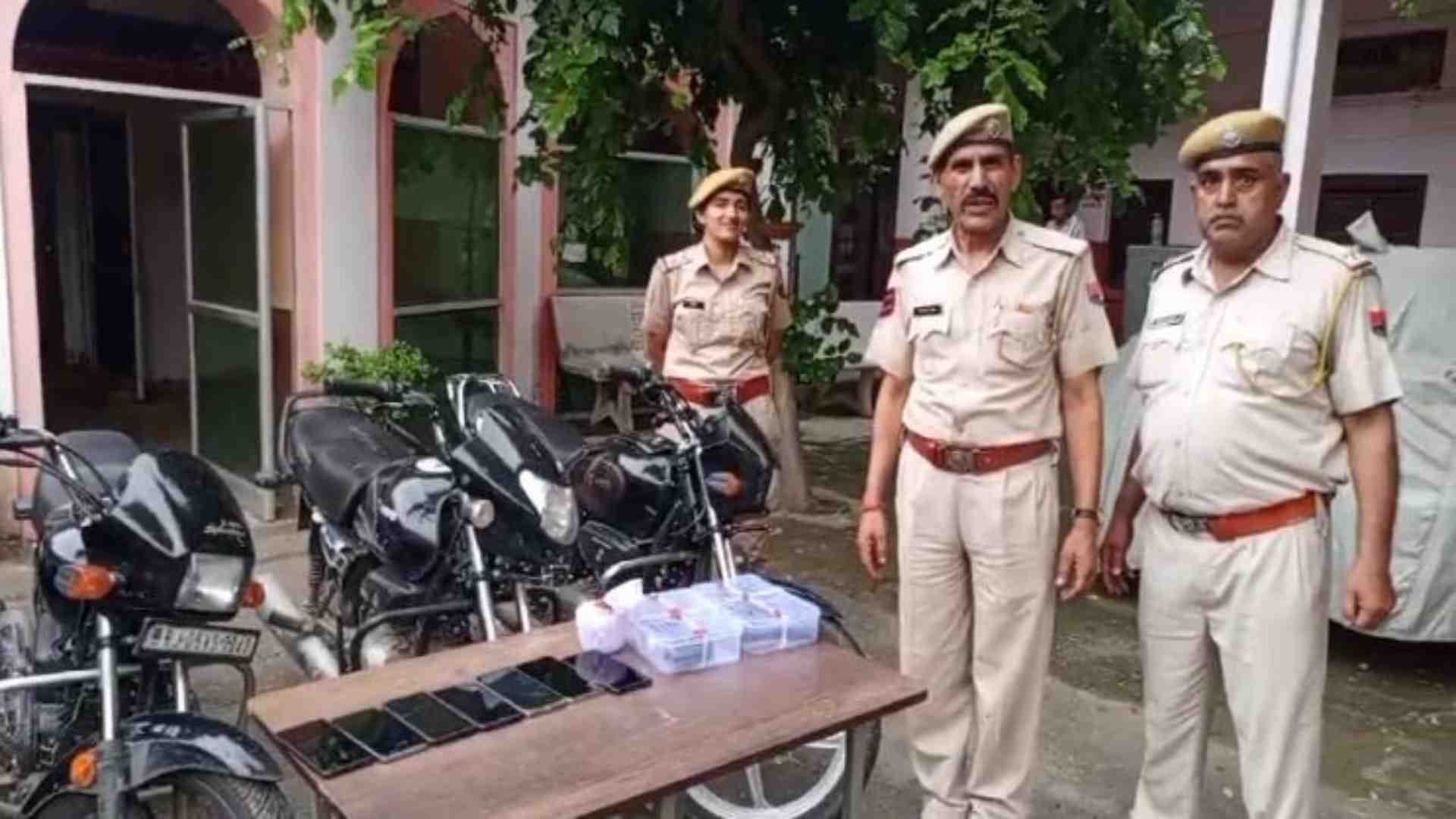 बदमाशों से बरामद किया गया सामान।