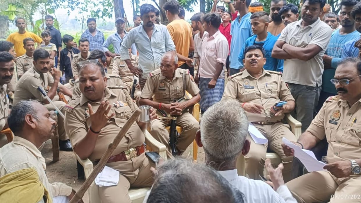 Allegations of irregularities land measurement in sonbhadra villagers blocked the road
