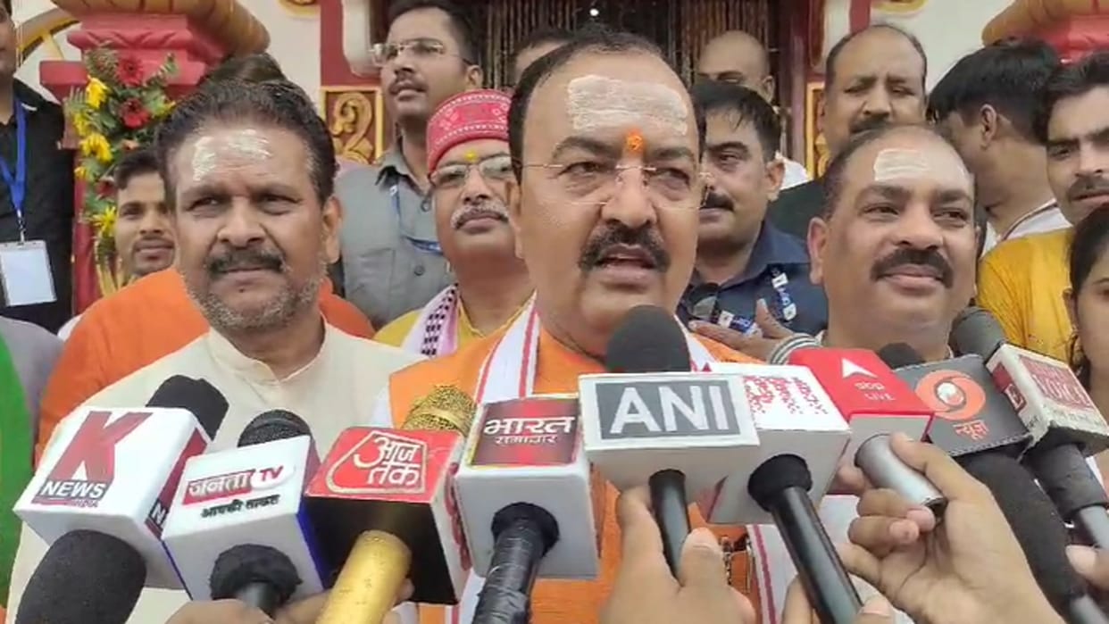 Deputy CM Keshav reached the house of rebel SP MLA Pooja Pal, inaugurated the newly constructed Shiv temple.