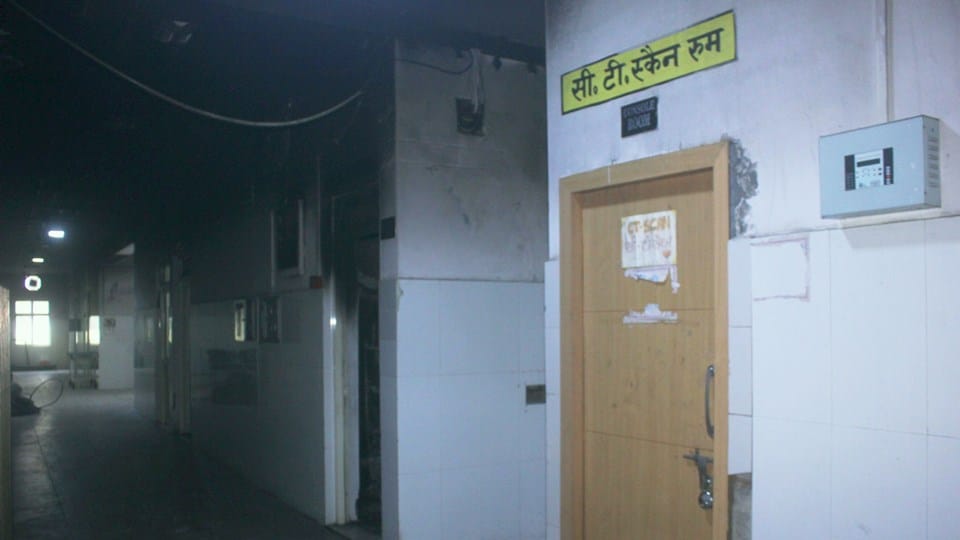 Woman being carried to hospital on charpoy dies mid-way in Jharkhand news in hindi