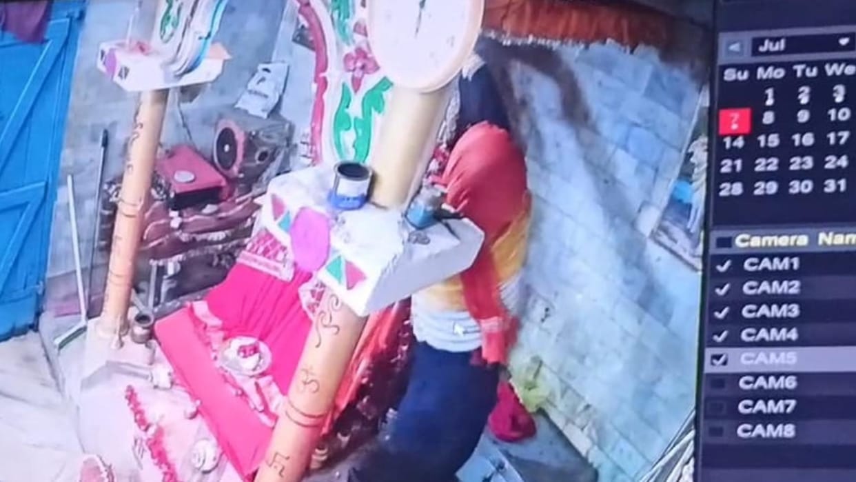 Theft committed by a thief in the middle of the market temple in nalanda