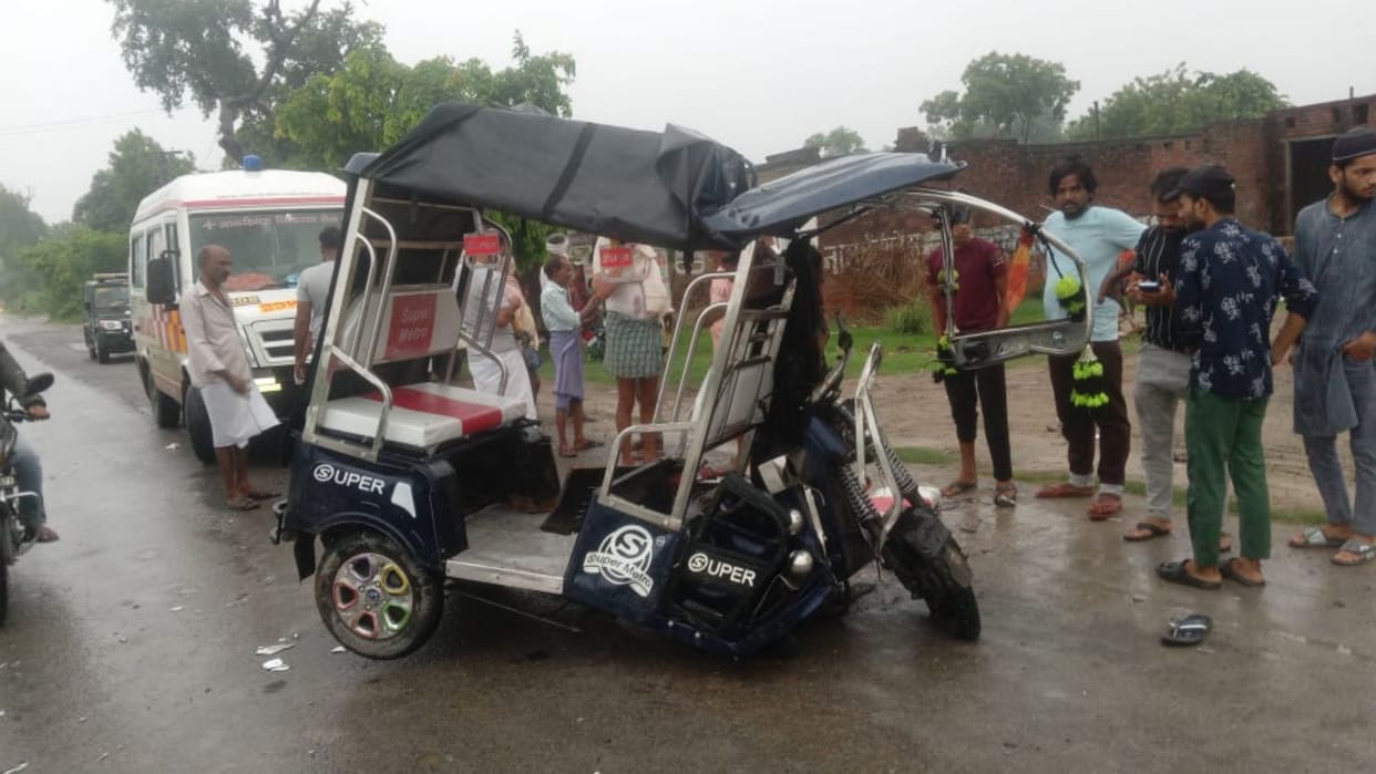 Toto and car collide in Azamgarh woman dies son and driver in critical condition