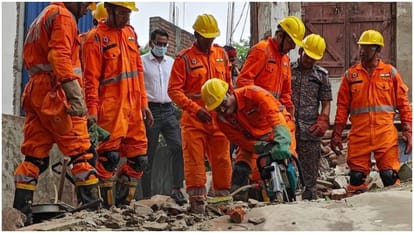 Jharkhand Old building collapses in Deoghar; Many people feared trapped; relief and rescue operations underway