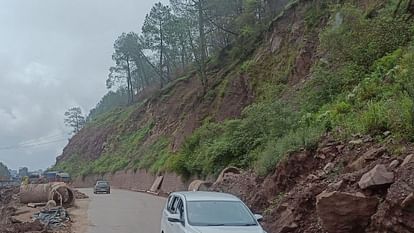 Kalka Shimla NH: कालका-शिमला एनएच पर खतरा बरकरार, परवाणू से कैथलीघाट तक पहाड़ियों पर अटके हैं बड़े पत्थर Danger persists on Kalka-Shimla NH big stones are stuck on the hills from Parwanoo to Kaithlighat