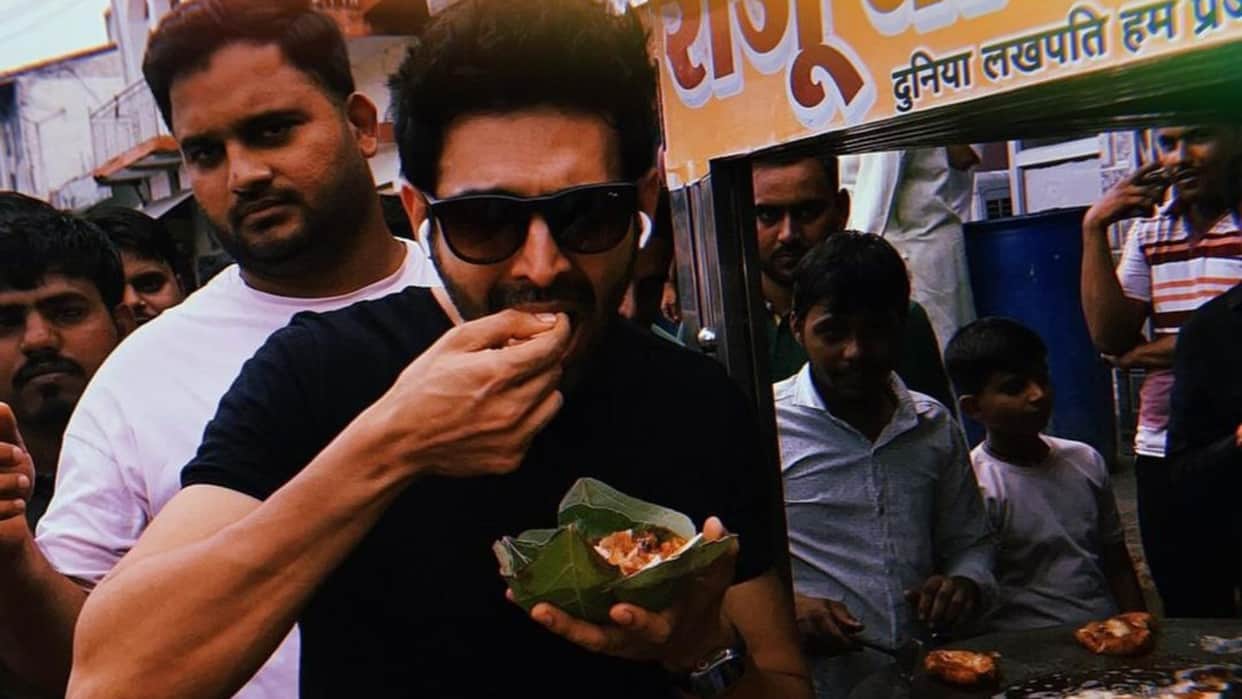 Kartik Aaryan aka Rooh baba Enjoys Local Street Chaat In Orchha Amid Bhool Bhulaiyaa 3 Shoot See viral Photos