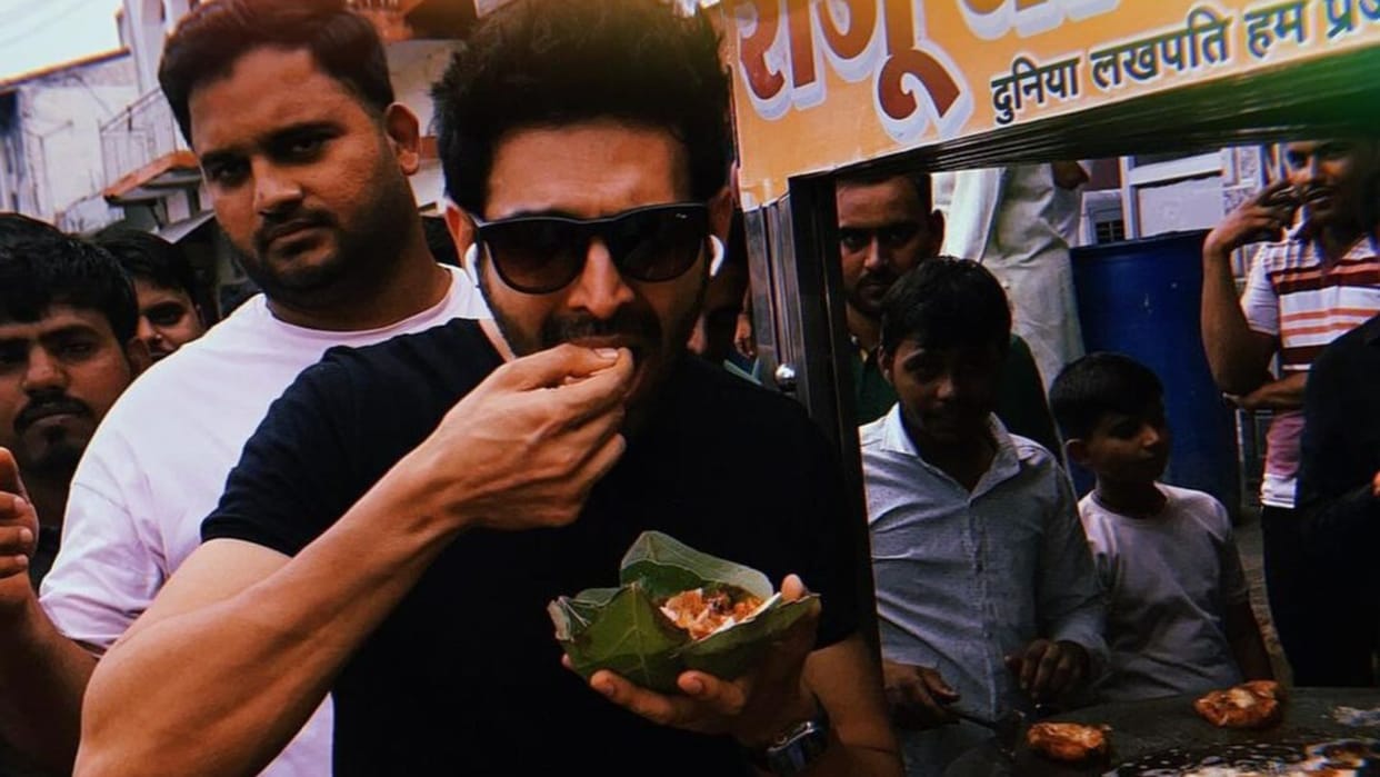 Kartik Aaryan aka Rooh baba Enjoys Local Street Chaat In Orchha Amid Bhool Bhulaiyaa 3 Shoot See viral Photos