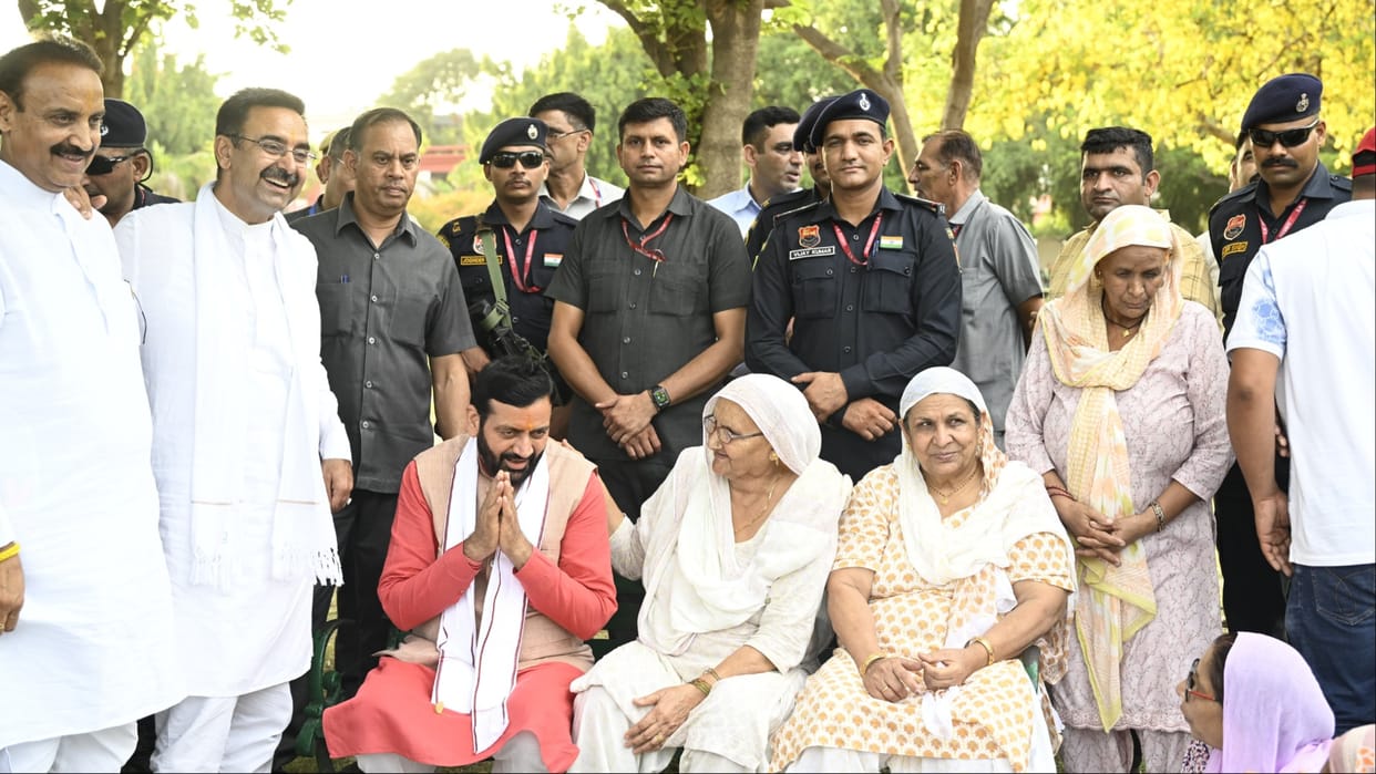 Karnal: Chief Minister reached Atal Park, sat with elderly women performing kirtan