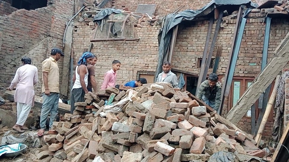 Rain: Dilapidated building collapsed in Rampur... woman died, seven members of a family buried in Amroha