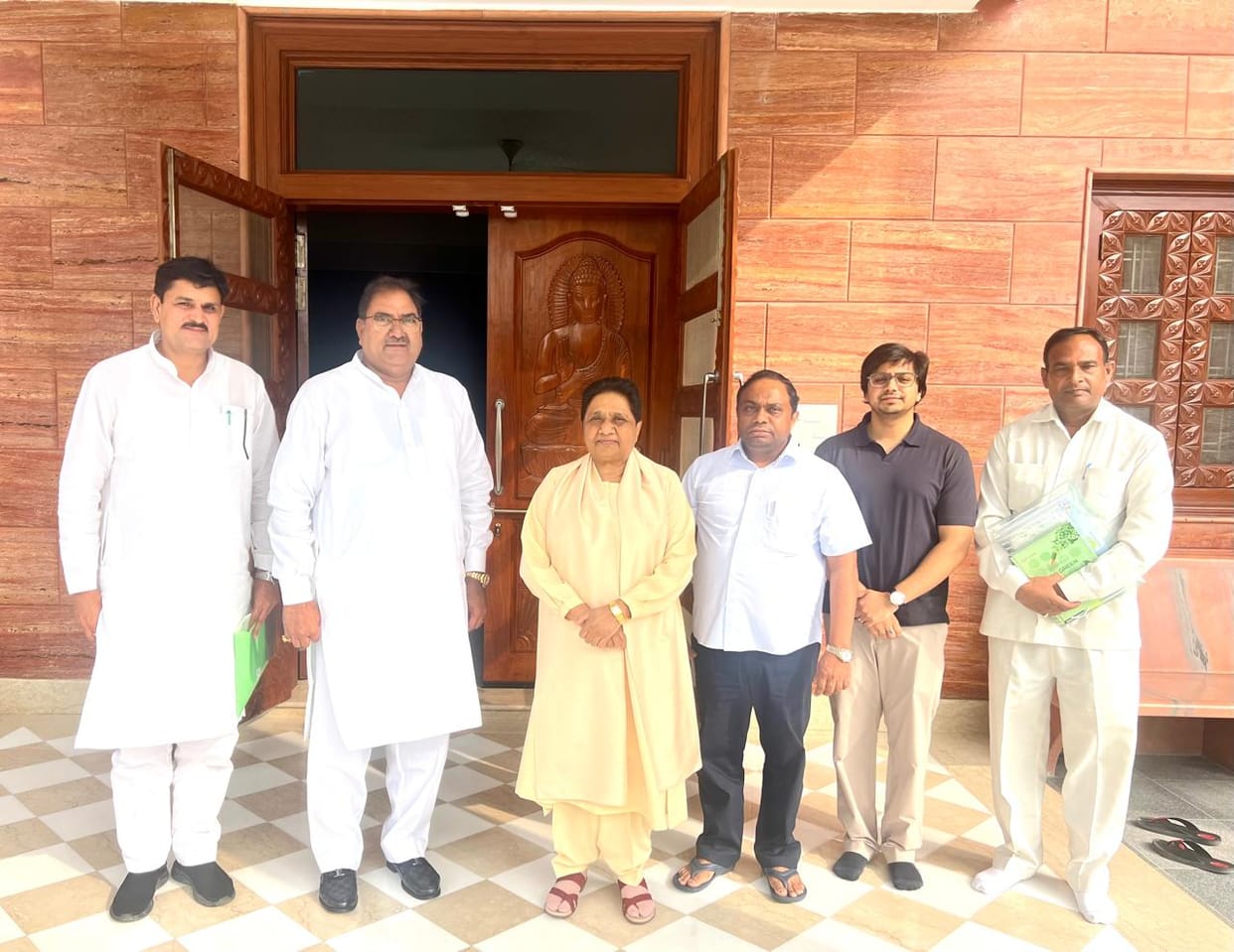 Indian National Lok Dal leader Abhay Singh Chautala meets to Mayawati.