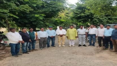 ऑनलाइन उपस्थिति के विरोध में सरस्वती पार्क में बैठक करते शिक्षक।