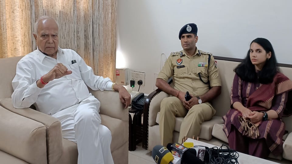 Governor Banwarilal purohit came to ludhiana but return without meet Shiv Sena leader sandeep dhapper and his