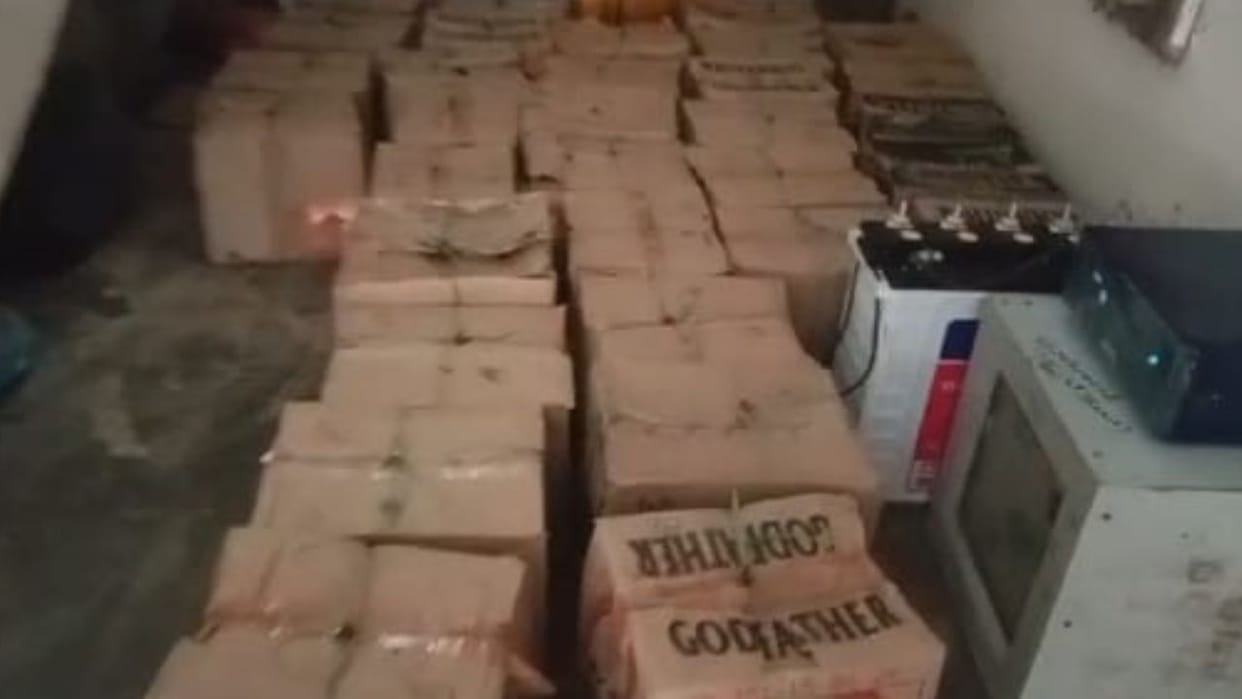 Kangra News 33 boxes of illegal liquor recovered from a trolley in Tahlian