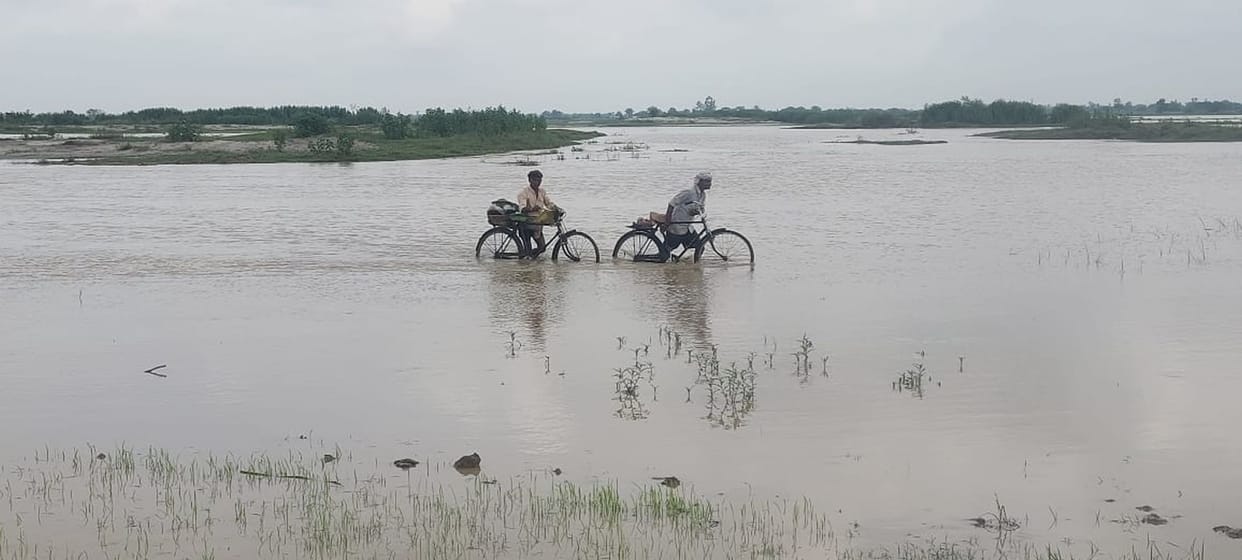 UP: Two districts of the state are in the grip of flood, 11 people were rescued from Shravasti and 76 from Kus