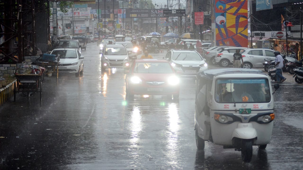 UP Bareilly Weather Update Today: Waterlogging Due To Heavy Rain In Bareilly News in Hindi