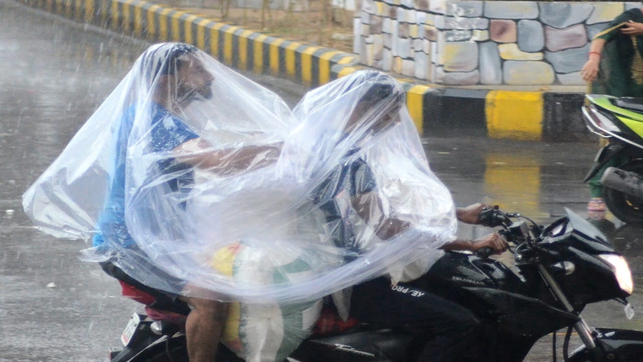 UP Bareilly Weather Update Today: Waterlogging Due To Heavy Rain In Bareilly News in Hindi