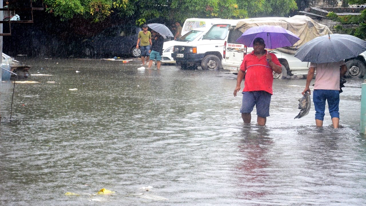 UP Bareilly Weather Update Today: Waterlogging Due To Heavy Rain In Bareilly News in Hindi