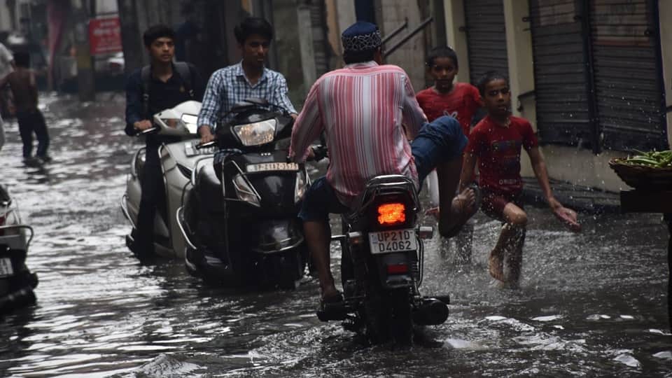driving in flood water saftey driving tips in rainy season waterlogging