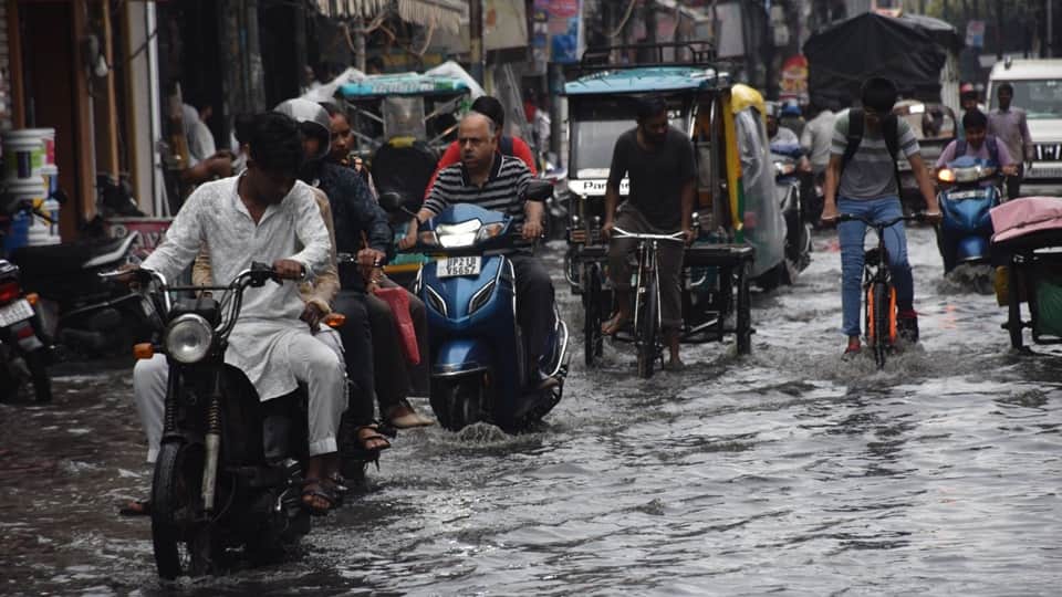 driving in flood water saftey driving tips in rainy season waterlogging