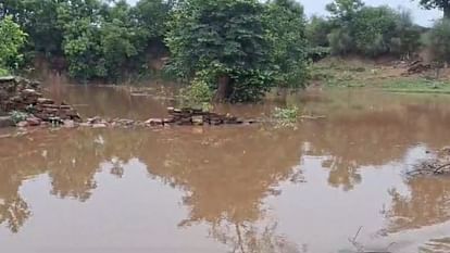 Karauli News: लगातार हो रही बरसात से आवागमन अवरुद्ध, ग्रामीण क्षेत्रों में 3 से 4 फीट पानी भरने से रास्ते बंद Karauli News: Traffic blocked due to continuous rains, roads closed due to 3 to 4 feet water in rural areas