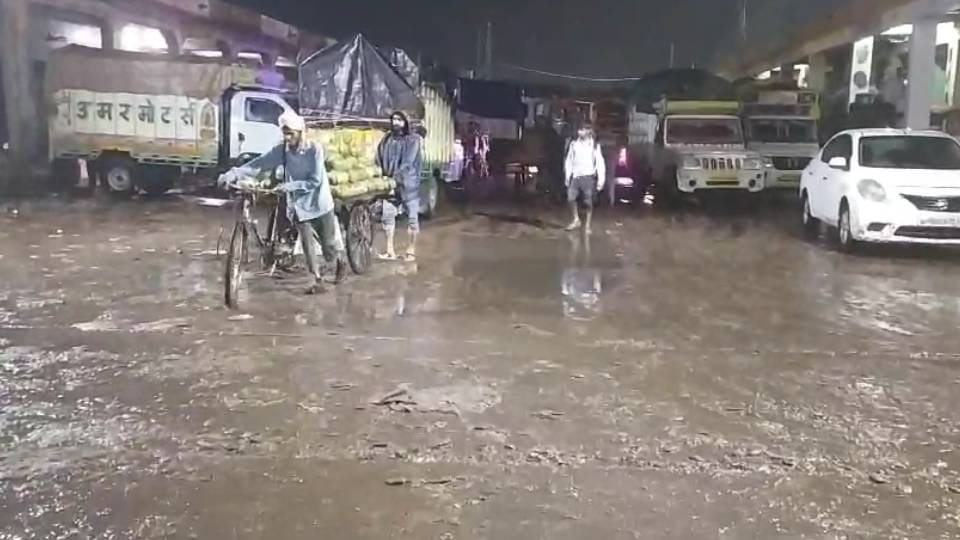 market where business worth croresdone is full of mud in Agra