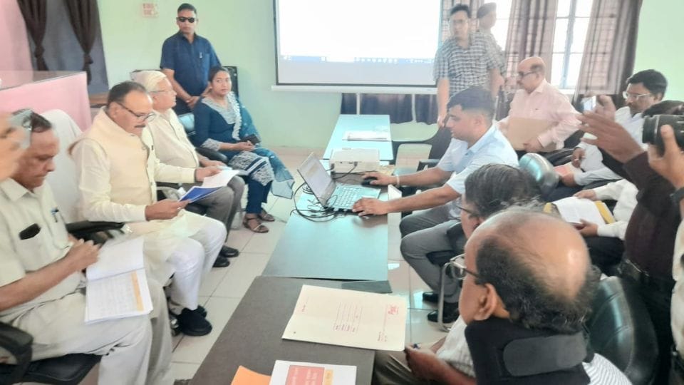 Deputy CM Brajesh Pathak held review meeting of medical officers in Meerut