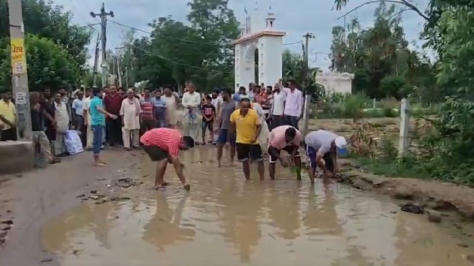 bad condition road of village Saidon Nowshahra hoshiarpur people protest