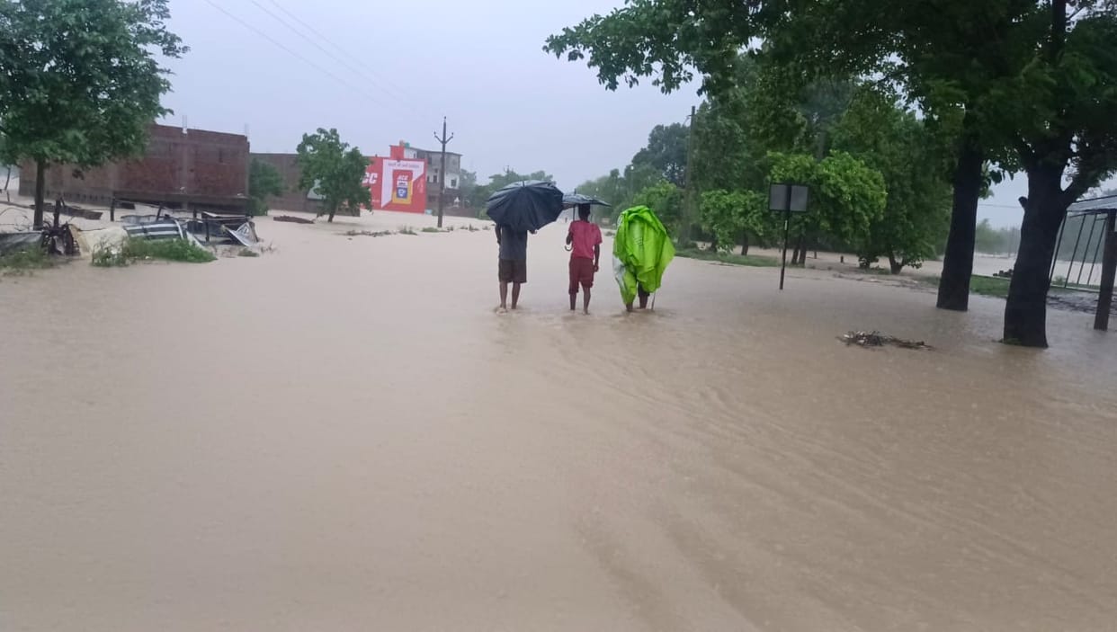 Sharavasti: Water level of Rapti river goes up of dangar mark.