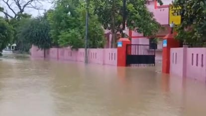 UP: Two districts of the state are in the grip of flood, 11 people were rescued from Shravasti and 76 from Kus
