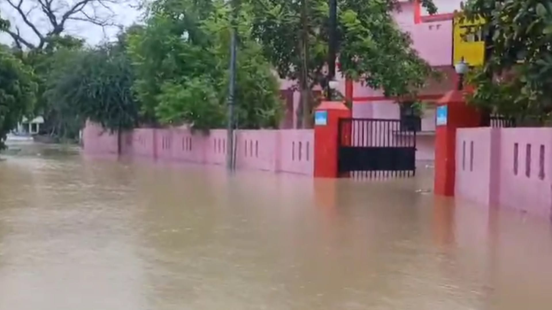Sharavasti: Water level of Rapti river goes up of dangar mark.