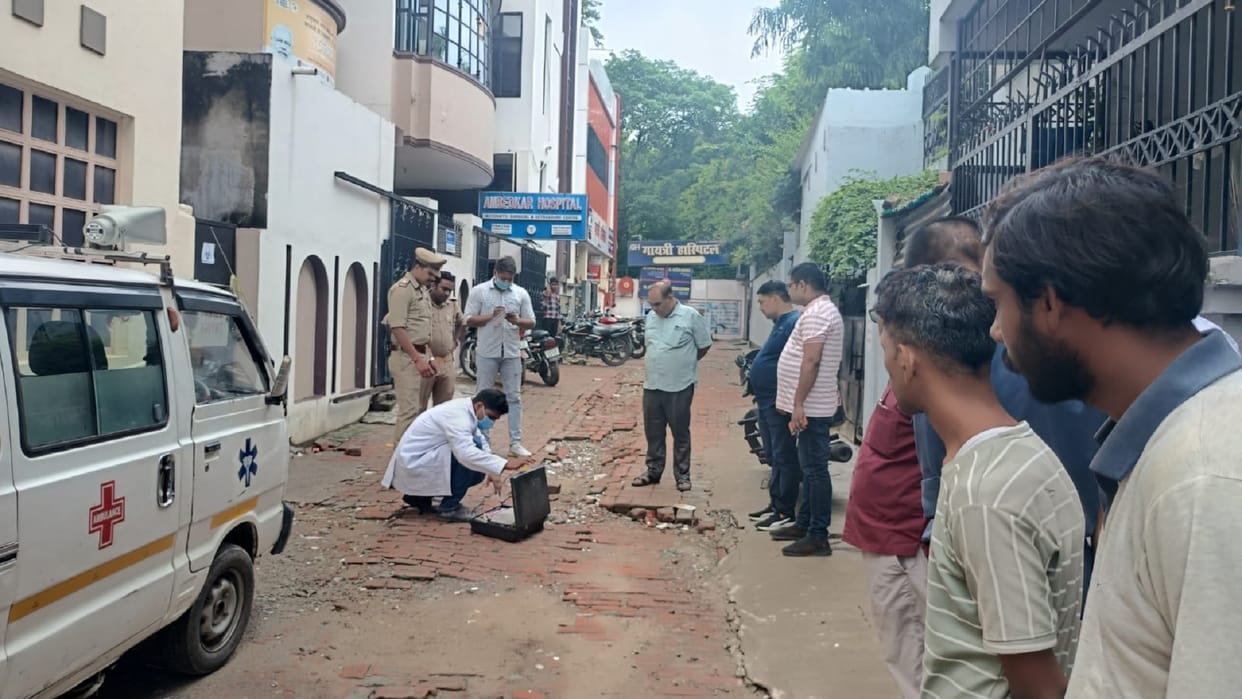 Husband committed suicide in Sarnath Wife suicide by jumping from roof in Gorakhpur