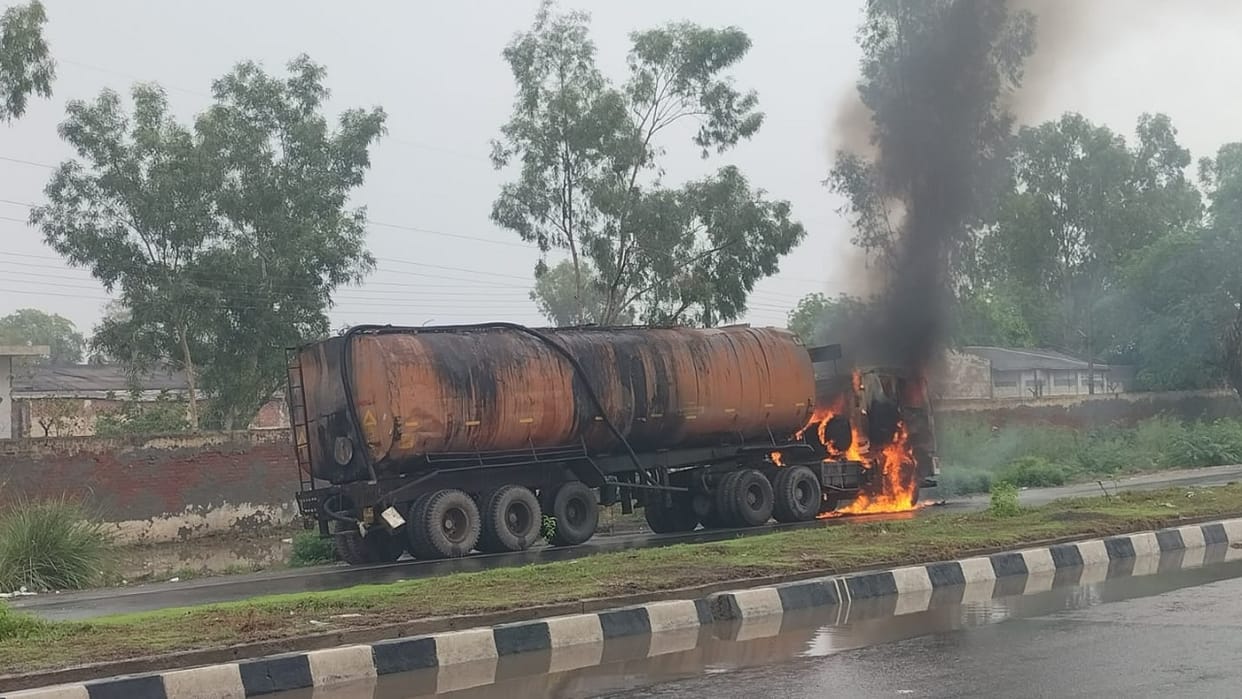 moving oil tanker caught fire in Hisar, driver saved his life by jumping out