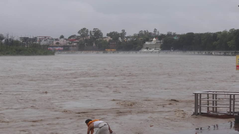 Rishikesh News Ganga nears warning line after 48 hours of rain administration on high alert