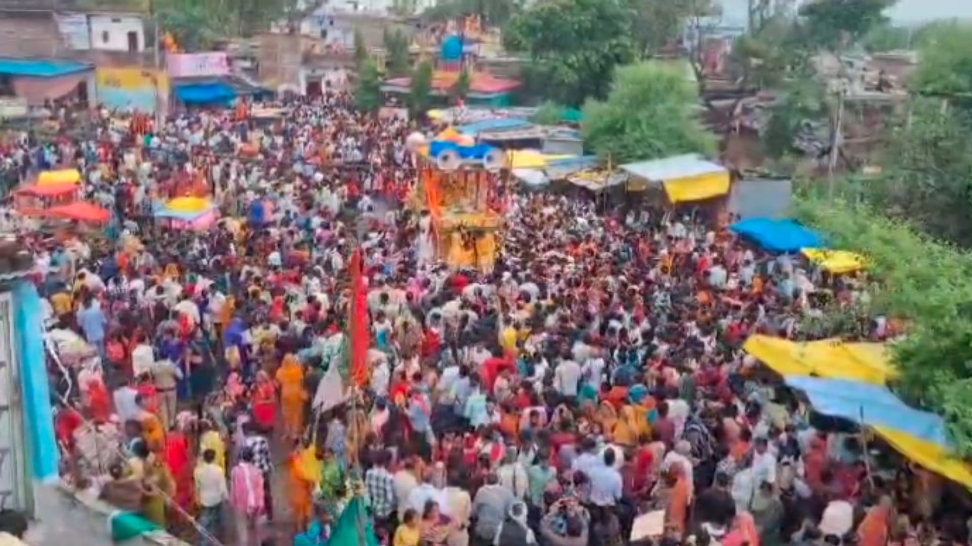 विदिशा जिले के मानोरे मेले में उमड़ी भीड़