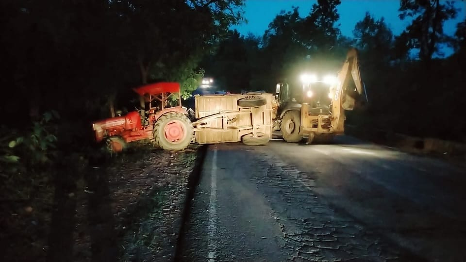 High speed tractor overturned after losing control one youth died in accident in Balrampur Ramnujganj