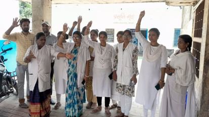 Motihari News: राज्य स्वास्थ्य समिति ने रेटीना से हाजिरी बनाने का दिया आदेश, हड़ताल पर उतरे NHM कर्मी Motihari News State Health Committee ordered to make attendance through retina NHM workers went on strike