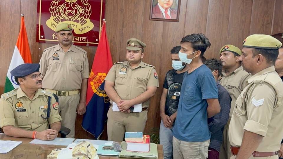 Police arrested four thieves who stealing cash and jewellery from their uncle house in Firozabad