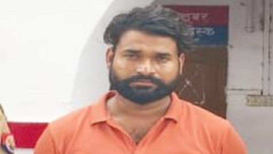 Agra miscreants had robbed a bangle businessman police caught one, two miscreants escaped
