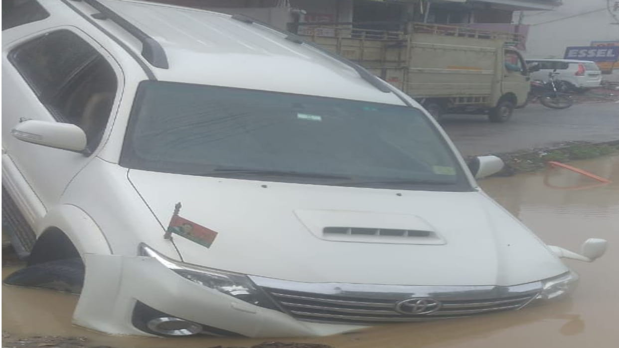 Car fell into a pit dug for a drain on Deoria Bypass Road Gorakhpur